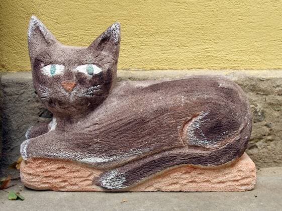 09.05.2006, Magdeburg, Sachsen-Anhalt, Deutschland - Katze aus Stein gemeisselt. (QF, europäisch, künstlerisch) 00S060509D720.JPG MODEL RELEASE: NOT APPLICABLE, PROPERTY RELEASE: NO MR:Y