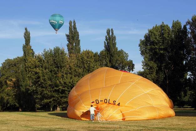 23.08.2009, Magdeburg, Sachsen-Anhalt, Deutschland - Heisluftballon wird fuer den Start vorbereitet. (QF, europäisch, Ballonhülle, Hülle) 00S090823D103.JPG MODEL RELEASE: NO, PROPERTY RELEASE: NO MR:N