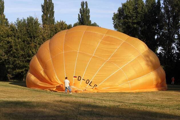 23.08.2009, Magdeburg, Sachsen-Anhalt, Deutschland - Heisluftballon wird fuer den Start vorbereitet. (QF, europäisch, Ballonhülle, Hülle) 00S090823D104.JPG MODEL RELEASE: NO, PROPERTY RELEASE: NO MR:N