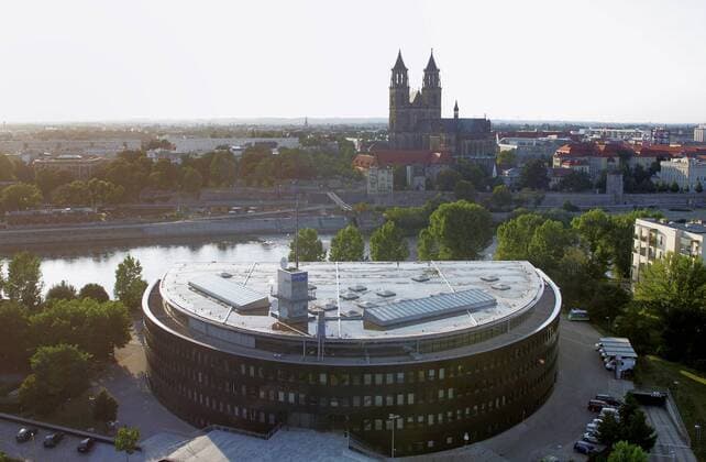 23.08.2009, Magdeburg, Sachsen-Anhalt, Deutschland - Luftbildaufnahme mit dem Magdeburger Dom an der Elbe und dem MDR Landesfunkhaus Sachsen-Anhalt. Der Dom des Erzbistums Magdeburg ist das aelteste gotische Bauwerk in Deutschland. Seit der Reformation ist der Dom evangelische Pfarr- und Bischofskirche. (QF, europäisch, Gebäude, Sakralgebäude, Sehenswürdigkeit, Türme, Überblick, Übersicht, Stadtübersicht, Stadtüberblick, Gewässer, Bürogebäude, Bürohaus, Mediengebäude, öffentlich, Verwaltungsgebäude) 00S090823D106.JPG MODEL RELEASE: NOT APPLICABLE, PROPERTY RELEASE: NO MR:Y