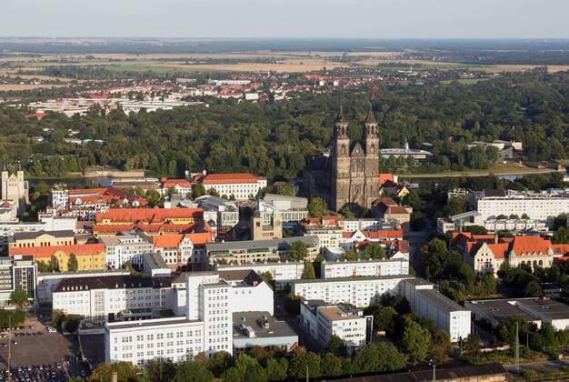 23.08.2009, Magdeburg, Sachsen-Anhalt, Deutschland - Luftbildaufnahme mit dem Magdeburger Dom. Der Dom des Erzbistums Magdeburg ist das aelteste gotische Bauwerk in Deutschland. Seit der Reformation ist der Dom evangelische Pfarr- und Bischofskirche. (QF, europäisch, Gebäude, Sakralgebäude, Sehenswürdigkeit, Türme, Überblick, Übersicht, Stadtübersicht, Stadtüberblick, Gewässer, Wohngebäude, Wohnhäuser) 00S090823D116.JPG MODEL RELEASE: NOT APPLICABLE, PROPERTY RELEASE: NO MR:Y