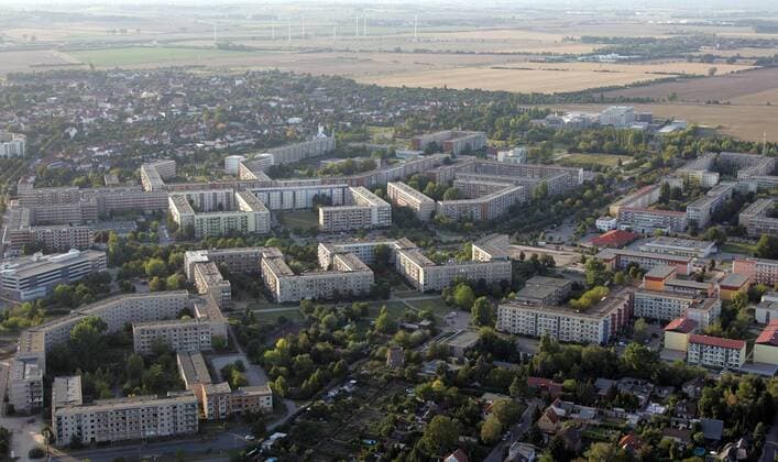 23.08.2009, Magdeburg, Sachsen-Anhalt, Deutschland - Luftbildaufnahme des Stadtteils Neu-Olvenstedt. (QF, europäisch, Überblick, Übersicht, Stadtübersicht, Stadtüberblick, Gebäude, Häuser, Städtebau, Städteplanung, Wohngebäude, Wohnhäuser, Mietshäuser) 00S090823D118.JPG MODEL RELEASE: NOT APPLICABLE, PROPERTY RELEASE: NO MR:Y