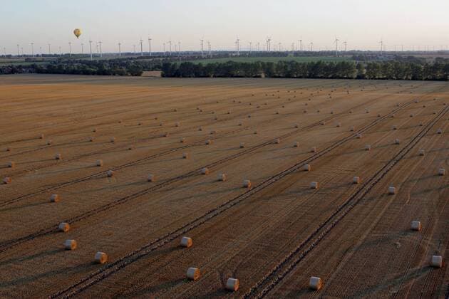 23.08.2009, Magdeburg, Sachsen-Anhalt, Deutschland - Luftbildaufnahme, Heuballen auf einem gemaehten Feld. (QF, europäisch, Überblick, Übersicht, Ökologie, ökologisch, Windräder, gemäht) 00S090823D137.JPG MODEL RELEASE: NOT APPLICABLE, PROPERTY RELEASE: NO MR:Y