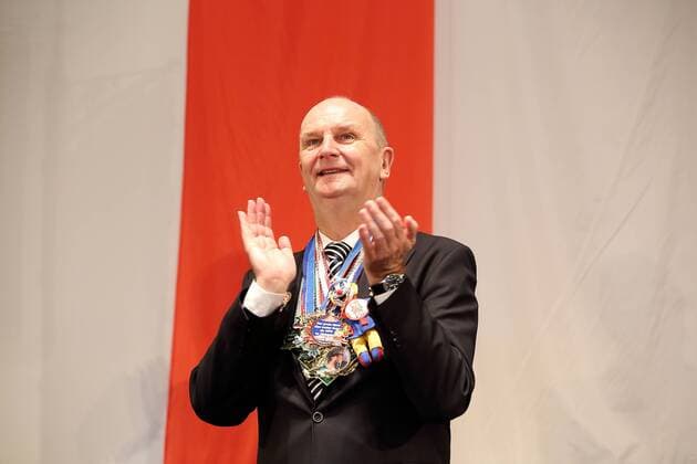 Ministerpräsident Dietmar Woidke mit Karnevalsorden bei einem Empfang von Brandenburger Karnevalisten am 24. Februar 2017 in der Staatskanzlei in Potsdam. Ministerpräsident Woidke empfängt Karnevalisten