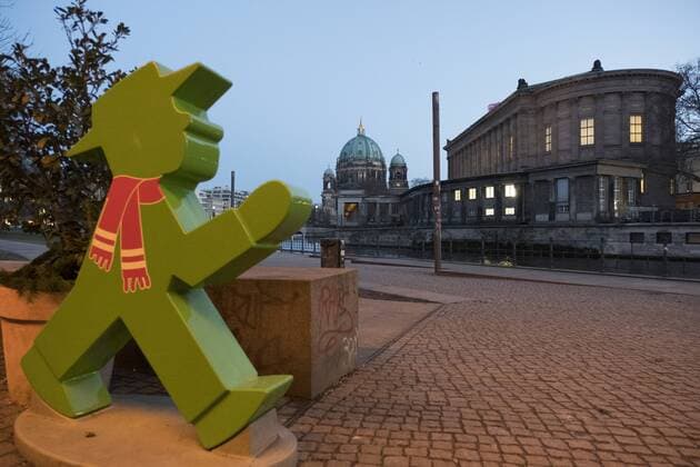 Monbijoutunnel Deutschland, Berlin, 21.02.2017, Ampelmännchen im James-Simon-Park, Blick zur Nationalgalerie und Berliner Dom, Â