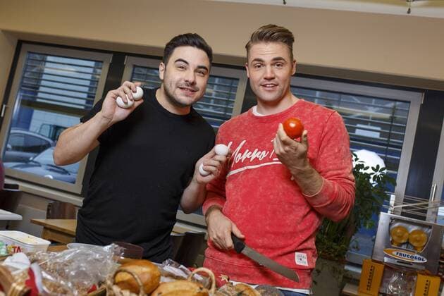 Lars Steinhöfel und Benjamin Heinrich beim exklusiven Photoshooting am Set der 5555. Folge der RTL TV-Serie Unter uns in den MMC Studios. Köln, 09.12.2016 Foto:xC.xHardtx xFuturexImage