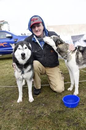 Andreas Hoppe beim Kennenlernen der Hunde im Musherdorf und Renntraining für die Baltic Lights 2017 neben der Seebrücke Heringsdorf. Heringsdorf, 11.03.2017 Foto:xF.xKernx xFuturexImage