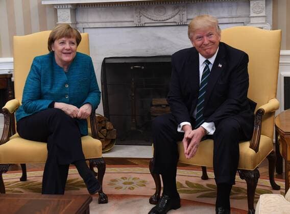 Bilder des Tages German Chancellor Angela Merkel (L) meets with U.S. President Donald Trump in the Oval Office of the White House in Washington, DC on March 17, 2017.  WAP20170317208 PATxBENIC