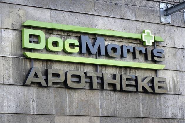 04.03.2017, Mitte, Strausberger Platz, Berlin, DocMorris Apotheke, Schriftzug, DocMorris Apotheke, DocMorris, Apotheke, Internet, Versand-Apotheke, Versand, Medikamente