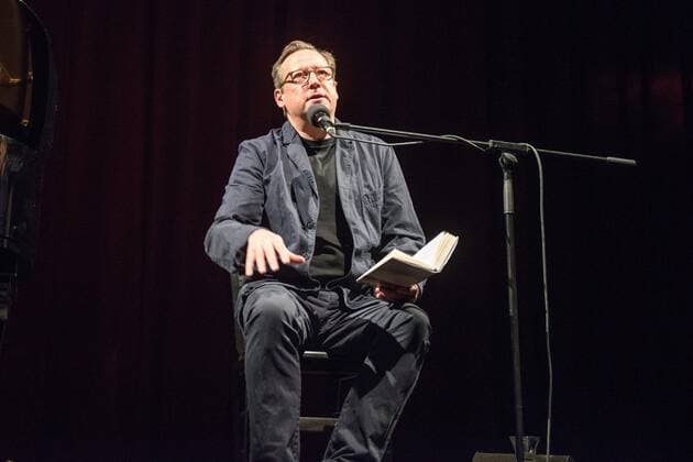 Lesung im Rahmen der Erfurter Frühlingslese mit: Matthias Brandt & Jens Thomas: LIFE - Raumpatrouille & Memory Boy Seit Jahren stehen Matthias Brandt und Jens Thomas mit Psycho und Angst auf der Bühne. In LIFE - Raumpatrouille & Memory Boy begegnen sich Matthias Brandts neues Buch und Jens Thomas’ neues Album, gleichzeitig entstanden und eng miteinander verbunden, auf der Bühne in einer Wort-Musik-Collage. Ihre Geschichten und Songs sind Reisen in einen Kosmos, den jeder kennt, der aber hier mit ganz besonderem Blick untersucht wird: den Kosmos der eigenen Kindheit. Matthias Brandt, einer der bekanntesten deutschen Schauspieler, legt mit Raumpatrouille sein Buchdebüt vor. Jens Thomas, Singer-Songwriter und Improvisationskünstler, studierte Jazz-Klavier Frühlingslese 2017 des Erfurter Herbstlese e.V.