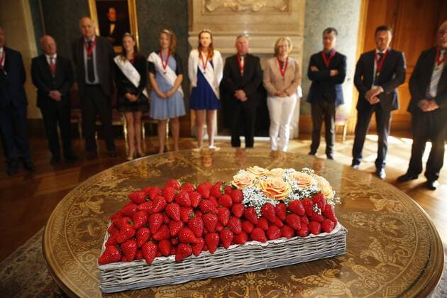 King Philippe - Filip of Belgium pictured with a delegation of the workers committee of the city of Beveren who bring this year s first strawberries to the King, at the Royal Palace in Brussels, Thursday 27 April 2017. NICOLASxMAETERLINCK 05088651