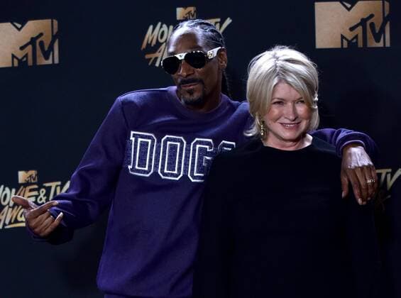 Snoop Dogg and Martha Stewart appear backstage during the MTV Movie & TV Awards at the Shrine Auditorium in Los Angeles on May 7, 2017. It will be the 26th edition of the awards, and will for the first time present honors for work in television as well as cinema.  LAP20170507593 CHRISTINExCHEW