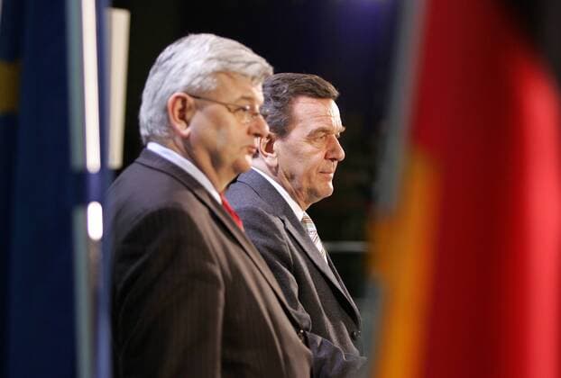 Pressekonferenz mit Bundeskanzler Gerhard Schroeder (r), SPD , und Bundesaussenminister Joschka Fischer , Gruene , nach Spitzengespraech mit den Parteivorsitzenden Angela Merkel , CDU , und Edmund Stoiber , CSU . Berlin , 17.03.2005 , Berlin Deutschland Copyright: xThomasxKoehxlerx