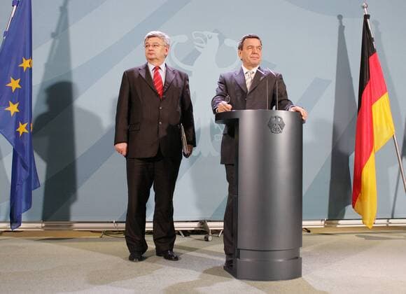 Pressekonferenz mit Bundeskanzler Gerhard Schroeder (r), SPD , und Bundesaussenminister Joschka Fischer , Gruene , nach Spitzengespraech mit den Parteivorsitzenden Angela Merkel , CDU , und Edmund Stoiber , CSU . Berlin , 17.03.2005 , Berlin Deutschland Copyright: xThomasxKoehxlerx