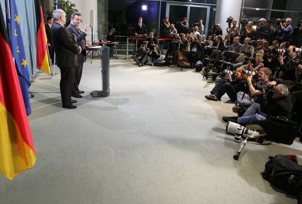 Pressekonferenz mit Bundeskanzler Gerhard Schroeder (r), SPD , und Bundesaussenminister Joschka Fischer , Gruene , nach Spitzengespraech mit den Parteivorsitzenden Angela Merkel , CDU , und Edmund Stoiber , CSU . Berlin , 17.03.2005 , Berlin Deutschland Copyright: xThomasxKoehxlerx