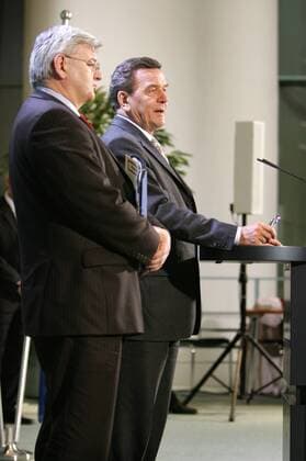 Pressekonferenz mit Bundeskanzler Gerhard Schroeder (r), SPD , und Bundesaussenminister Joschka Fischer , Gruene , nach Spitzengespraech mit den Parteivorsitzenden Angela Merkel , CDU , und Edmund Stoiber , CSU . Berlin , 17.03.2005 , Berlin Deutschland Copyright: xThomasxKoehxlerx