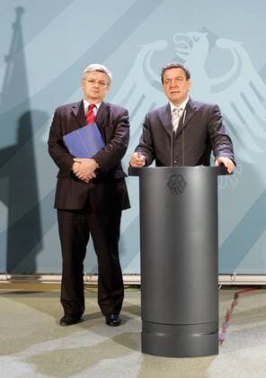 Pressekonferenz mit Bundeskanzler Gerhard Schroeder (r), SPD , und Bundesaussenminister Joschka Fischer , Gruene , nach Spitzengespraech mit den Parteivorsitzenden Angela Merkel , CDU , und Edmund Stoiber , CSU . Berlin , 17.03.2005 , Berlin Deutschland Copyright: xThomasxKoehxlerx