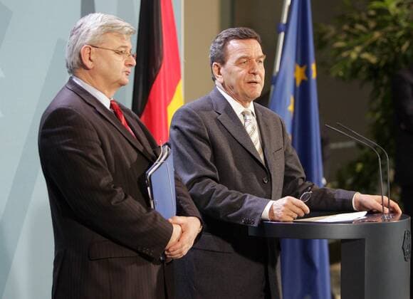 Pressekonferenz mit Bundeskanzler Gerhard Schroeder (r), SPD , und Bundesaussenminister Joschka Fischer , Gruene , nach Spitzengespraech mit den Parteivorsitzenden Angela Merkel , CDU , und Edmund Stoiber , CSU . Berlin , 17.03.2005 , Berlin Deutschland Copyright: xThomasxKoehxlerx