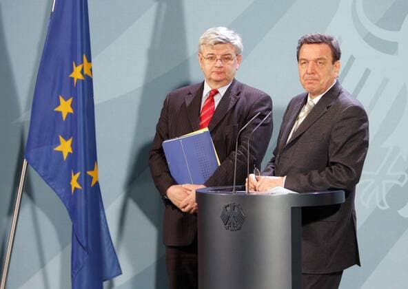 Pressekonferenz mit Bundeskanzler Gerhard Schroeder (r), SPD , und Bundesaussenminister Joschka Fischer , Gruene , nach Spitzengespraech mit den Parteivorsitzenden Angela Merkel , CDU , und Edmund Stoiber , CSU . Berlin , 17.03.2005 , Berlin Deutschland Copyright: xThomasxKoehxlerx