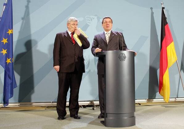 Pressekonferenz mit Bundeskanzler Gerhard Schroeder (r), SPD , und Bundesaussenminister Joschka Fischer , Gruene , nach Spitzengespraech mit den Parteivorsitzenden Angela Merkel , CDU , und Edmund Stoiber , CSU . Berlin , 17.03.2005 , Berlin Deutschland Copyright: xThomasxKoehxlerx