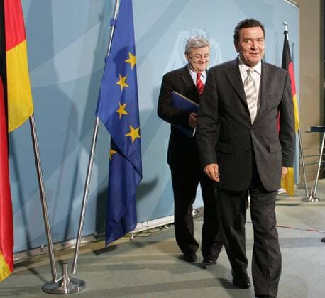 Pressekonferenz mit Bundeskanzler Gerhard Schroeder (r), SPD , und Bundesaussenminister Joschka Fischer , Gruene , nach Spitzengespraech mit den Parteivorsitzenden Angela Merkel , CDU , und Edmund Stoiber , CSU . Berlin , 17.03.2005 , Berlin Deutschland Copyright: xThomasxKoehxlerx