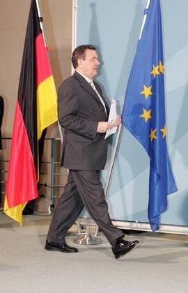 Pressekonferenz mit Bundeskanzler Gerhard Schroeder , SPD , nach Spitzengespraech mit den Parteivorsitzenden Angela Merkel , CDU , und Edmund Stoiber , CSU . Berlin , 17.03.2005 , Berlin Deutschland Copyright: xThomasxKoehxlerx