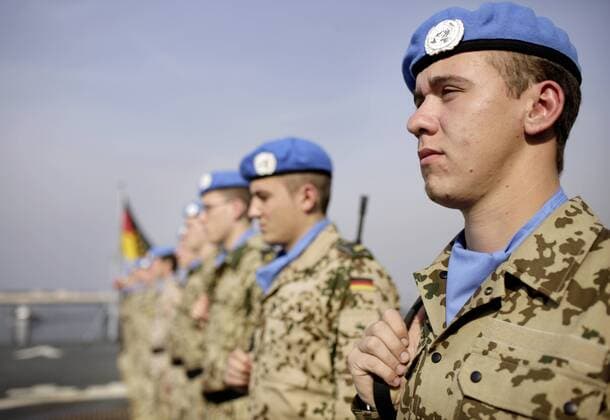 Deutsche Blauhelmsoldaten auf der Fregatte Bayern vor der libanesischen Kueste . Ein deutscher Einsatzverband der Marine beteiligt sich im Rahmen der UNIFIL Mission an der Seeraumueberwachung im oestlichen Mittelmeer , um einen moeglichen Waffenschmuggel in den Libanon zu verhindern . German blue helmets at frigate Bayern . Beirut . Lebanon . 29.02.2008 , Libanon Copyright: xThomasxKoehlerx