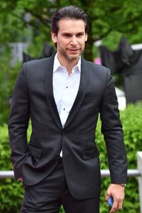 Florian ODENDAHL (Schauspieler), Einzelbild,angeschnittenes Einzelmotiv,Halbfigur,halbe Figur. Roter Teppich,Red Carpet,Bayerischer Fernsehpreis 2017 am 19.05.2017.