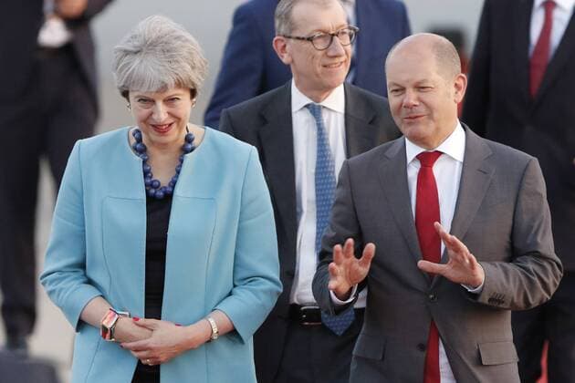 Bilder des Tages Hamburgs Bürgermeister Olaf Scholz (SPD, rechts) begrüßt Theresa May (Premierministerin Großbritannien). Hamburg s major Olaf Scholz welcomes Theresa May (Prime Minister of Great Britain, UK). Diskutieren, discuss, gestikulieren, gesticulate. In der Mitte Ehemann Philip May, in the middle husband Philip May., News, Politik, Ankunft der G20-Regierungschefs am Flughafen Hamburg (HAM), xtgx