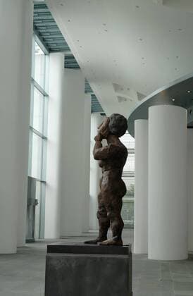 Deutschland - Berlin 21.8.2017 Bundeskanzleramt, Kunst im Bau, Statue im Foyer Berlin
