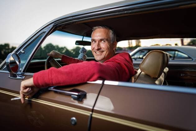 Ein Raucher am Steuer einer amerikanischen Limousine im Autokino Porz. Köln, 29.08.2017 Foto:xC.xHardtx xFuturexImage