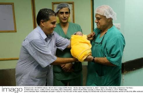 Bilder des Tages October 2, 2017 - Gaza City, Gaza Strip, Palestinian Territory - A Palestinian doctor, holds a newly born baby, Rami Hamdallah, named at al-shifaa hospital, in Gaza city on October 2, 2017. Palestinian prime minister Rami Hamdallah arrived in Gaza for his first visit in two years, saying the Palestinian Authority would assume control of the strip after a decade of factional strife Gaza City Palestinian Territory - ZUMAap3_ 20171002_zaf_ap3_177 Copyright: xAtiaxDarwishx