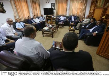 Bilder des Tages October 3, 2017 - Gaza City, Gaza Strip, Palestinian Territory - Palestinian Minister of Transport and Communications Samih Tabila tours the Ministry of Transport and Communications in Gaza City October 3, 2017. The Palestinian reconciliation government met in Gaza for the first time since 2014 as moves intensify to end the decade-old rift between the main political factions Gaza City Palestinian Territory - ZUMAap3_ 20171003_zaf_ap3_007 Copyright: xAtiaxDarwishx