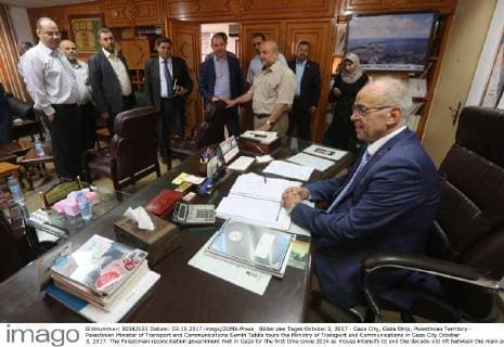 Bilder des Tages October 3, 2017 - Gaza City, Gaza Strip, Palestinian Territory - Palestinian Minister of Transport and Communications Samih Tabila tours the Ministry of Transport and Communications in Gaza City October 3, 2017. The Palestinian reconciliation government met in Gaza for the first time since 2014 as moves intensify to end the decade-old rift between the main political factions Gaza City Palestinian Territory - ZUMAap3_ 20171003_zaf_ap3_029 Copyright: xMohammedxAsadx