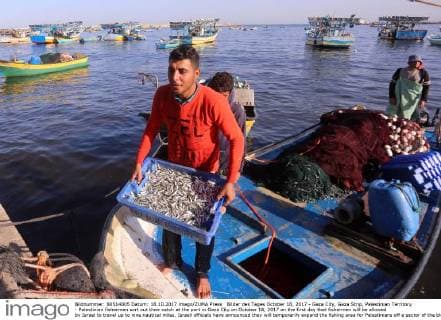 Bilder des Tages October 18, 2017 - Gaza City, Gaza Strip, Palestinian Territory - Palestinian fishermen sort out their catch at the port in Gaza City on October 18, 2017 on the first day that fishermen will be allowed by Israel to travel up to nine nautical miles. Israeli officials have announced they will temporarily expand the fishing area for Palestinians off a sector of the blockaded Gaza Strip. Around 4,000 fishermen work in Gaza, more than half of whom live below the poverty line. Israel has imposed a blockade of the Hamas-run Gaza Strip for a decade, while Egypt has also largely closed its border with the isolated enclave Gaza City Palestinian Territory - ZUMAap3_ 20171018_zaf_ap3_066 Copyright: xYasserxQudihx