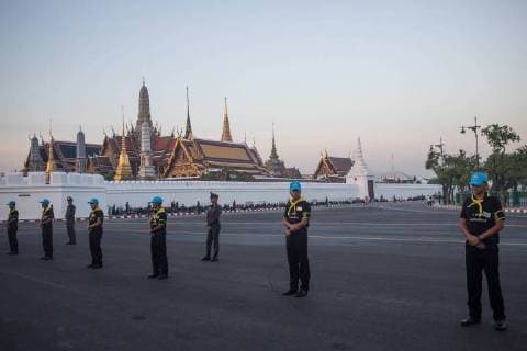 October 27, 2017 - Bangkok, Bangkok, Thailand - Volunteers are seen walking front of the Grand Palace as they attend Thailand s Late King Bhumibol Adulyadej s ashes and relics to be taken to the Dusit Maha Prasat Throne Hall in the Grand Palace after the Royal Cremation..Thailand s Late King Bhumibol Adulyadej was the world s longest serving monarch who died on October 13th, 2016 at Siriraj Hospital in Bangkok. The Royal funeral ceremony taking place over three days in the Thai Capital front of the Royal Palace at the Grand Royal Crematorium site exclusively build for the much beloved King Rama 9. Today the Royal Relics and Ashes were transferred back to the Grand Palace and will be transferred into two different Temples in Bangkok on sunday. Bangkok Thailand - ZUMAs197 20171027_zaa_s197_001 Copyright: xGuillaumexPayenx