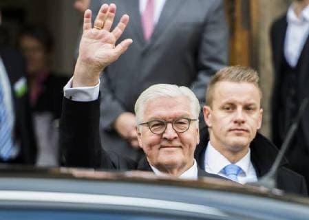 Federal President Frank Walter Stein Meier beckons at Tuesday 14 11 2017 after his Visit the Dresdner Frauenkirche in Frame the the Federal President in Saxony RM001