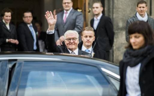 Federal President Frank Walter Stein Meier beckons at Tuesday 14 11 2017 after his Visit the Dresdner Frauenkirche in Frame the the Federal President in Saxony RM001
