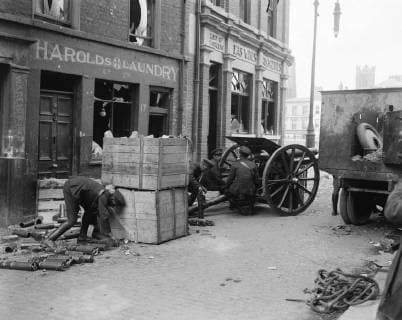 The Great Battle of Dublin . An Irish Free State 18 pounder gun bombarding the Four Courts before the capture . High explosive shells being used . 30 June 1922, Ireland Copyright: Topfoto  UnitedArchivesEU008455