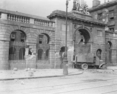 The Great Battle of Dublin . The capture of the Four Courts in Dublin . The riverfront of the Four Courts showing an armoured car used in the attack by the Irish Free State troops during the fire rush of the storming party . 1 July 1922, Ireland Copyright: Topfoto  UnitedArchivesEU008459