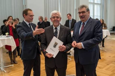 Politics Berlin Farewell Stasi representative Adoption of the Stasibeauftragten of the country Berlin On Friday the 24th of November 2017 Martin Gutzeit as long-term Stasibeauftragter of the country was passed by the parliamentary president Ralf Wieland and the governing mayor Michael Mueller After 25 years Gutzeit is replaced by Wolfram Tom Sello In the picture from le
