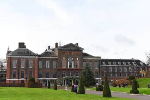 November 27, 2017 - London, United Kingdom - Media and people gathered outside Kensington Palace for the announcement of Prince Harry s engagement with American Actress Meghan Merkle, in London on November 27, 2017. Tony Appleton, from Chelmsford, Essex, was standing close to the TV crews in full town crier regalia, with a self-made scroll proclaiming the engagement. London United Kingdom  - ZUMAn230 20171127_zaa_n230_054 Copyright: xAlbertoxPezzalix