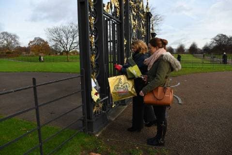 November 27, 2017 - London, United Kingdom - Media and people gathered outside Kensington Palace for the announcement of Prince Harry s engagement with American Actress Meghan Merkle, in London on November 27, 2017. Tony Appleton, from Chelmsford, Essex, was standing close to the TV crews in full town crier regalia, with a self-made scroll proclaiming the engagement. London United Kingdom  - ZUMAn230 20171127_zaa_n230_056 Copyright: xAlbertoxPezzalix