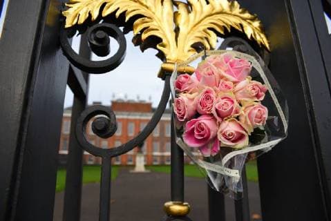 November 27, 2017 - London, United Kingdom - Media and people gathered outside Kensington Palace for the announcement of Prince Harry s engagement with American Actress Meghan Merkle, in London on November 27, 2017. Tony Appleton, from Chelmsford, Essex, was standing close to the TV crews in full town crier regalia, with a self-made scroll proclaiming the engagement. London United Kingdom  - ZUMAn230 20171127_zaa_n230_057 Copyright: xAlbertoxPezzalix