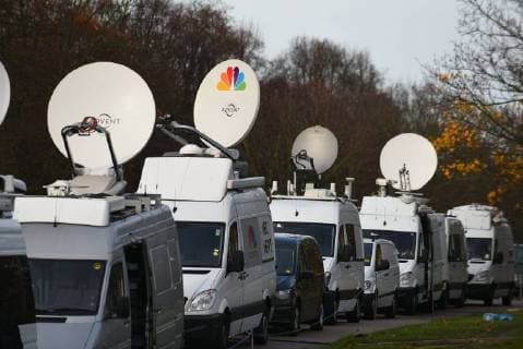 November 27, 2017 - London, United Kingdom - Media and people gathered outside Kensington Palace for the announcement of Prince Harry s engagement with American Actress Meghan Merkle, in London on November 27, 2017. Tony Appleton, from Chelmsford, Essex, was standing close to the TV crews in full town crier regalia, with a self-made scroll proclaiming the engagement. London United Kingdom  - ZUMAn230 20171127_zaa_n230_058 Copyright: xAlbertoxPezzalix