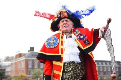 November 27, 2017 - London, United Kingdom - Media and people gathered outside Kensington Palace for the announcement of Prince Harry s engagement with American Actress Meghan Merkle, in London on November 27, 2017. Tony Appleton, from Chelmsford, Essex, was standing close to the TV crews in full town crier regalia, with a self-made scroll proclaiming the engagement. London United Kingdom  - ZUMAn230 20171127_zaa_n230_062 Copyright: xAlbertoxPezzalix