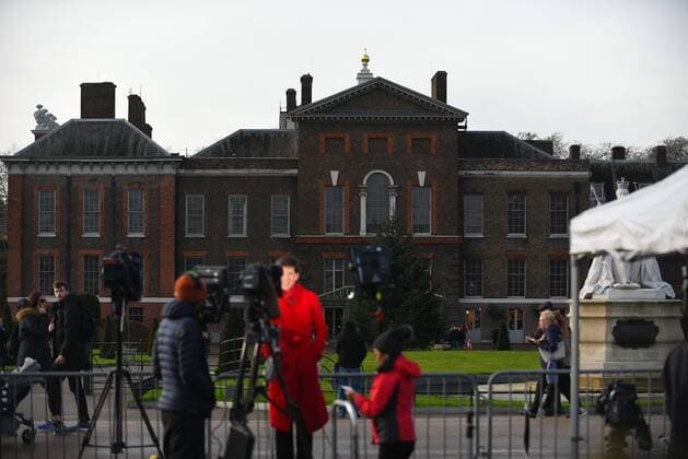 November 27, 2017 - London, United Kingdom - Media and people gathered outside Kensington Palace for the announcement of Prince Harry s engagement with American Actress Meghan Merkle, in London on November 27, 2017. Tony Appleton, from Chelmsford, Essex, was standing close to the TV crews in full town crier regalia, with a self-made scroll proclaiming the engagement. London United Kingdom  - ZUMAn230 20171127_zaa_n230_060 Copyright: xAlbertoxPezzalix