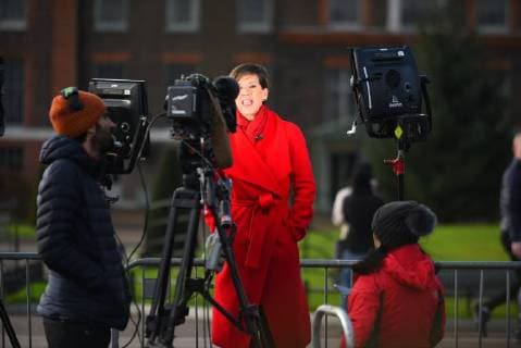 November 27, 2017 - London, United Kingdom - Media and people gathered outside Kensington Palace for the announcement of Prince Harry s engagement with American Actress Meghan Merkle, in London on November 27, 2017. Tony Appleton, from Chelmsford, Essex, was standing close to the TV crews in full town crier regalia, with a self-made scroll proclaiming the engagement. London United Kingdom  - ZUMAn230 20171127_zaa_n230_061 Copyright: xAlbertoxPezzalix
