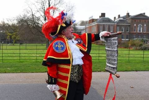 November 27, 2017 - London, United Kingdom - Media and people gathered outside Kensington Palace for the announcement of Prince Harry s engagement with American Actress Meghan Merkle, in London on November 27, 2017. Tony Appleton, from Chelmsford, Essex, was standing close to the TV crews in full town crier regalia, with a self-made scroll proclaiming the engagement. London United Kingdom  - ZUMAn230 20171127_zaa_n230_065 Copyright: xAlbertoxPezzalix