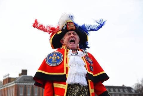 November 27, 2017 - London, United Kingdom - Media and people gathered outside Kensington Palace for the announcement of Prince Harry s engagement with American Actress Meghan Merkle, in London on November 27, 2017. Tony Appleton, from Chelmsford, Essex, was standing close to the TV crews in full town crier regalia, with a self-made scroll proclaiming the engagement. London United Kingdom  - ZUMAn230 20171127_zaa_n230_067 Copyright: xAlbertoxPezzalix